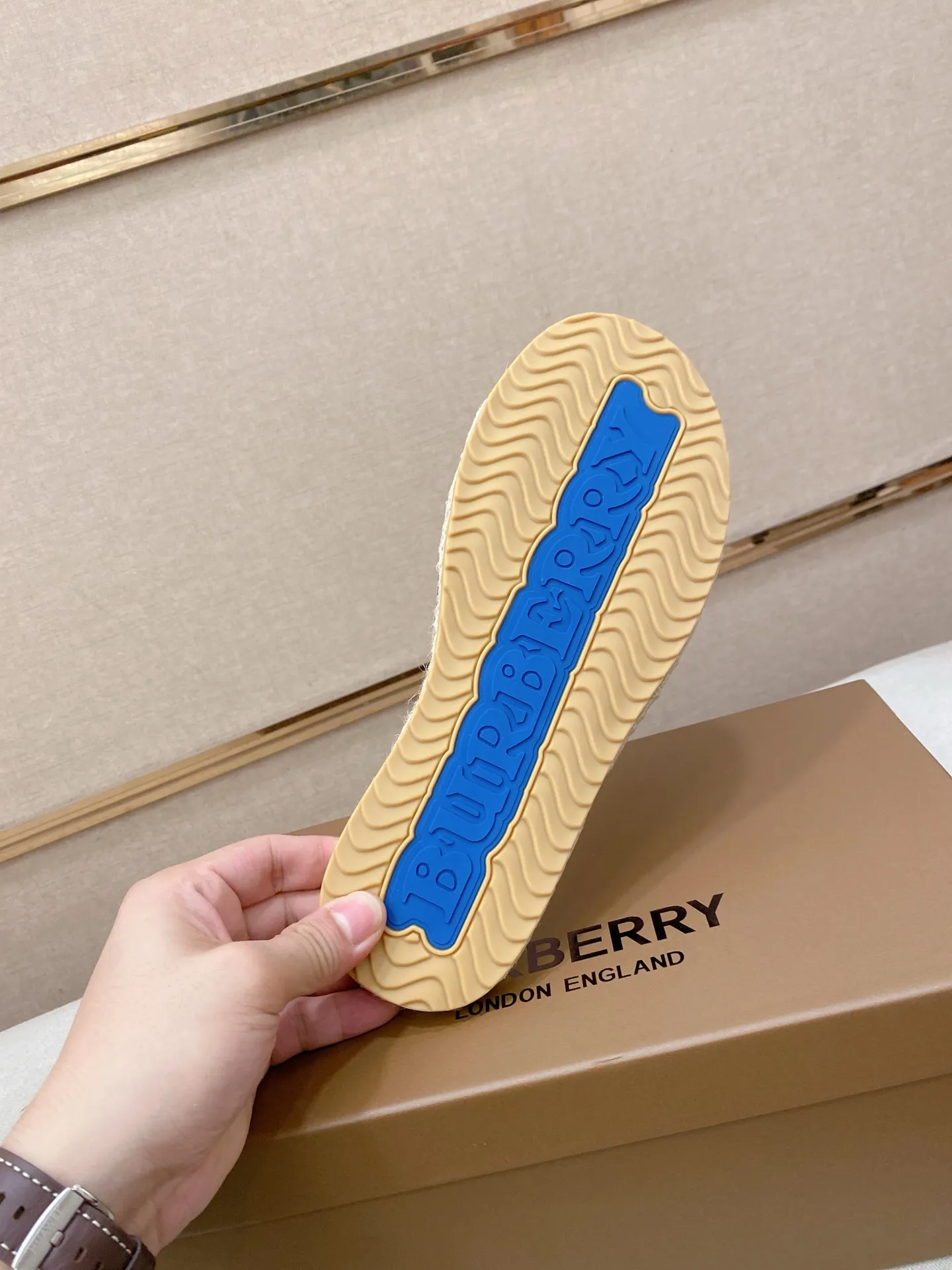 Factory price: 320💰 [Burberry slippers] High-end brand of men's shoes, official website 1:1 latest masterpiece: original mold customization, the fabric is made of imported original fabric, and the hemp rope upgraded outsole is lighter and non-slip. The market's top quality, simple yet tasteful, a must-have for fashionistas, fashionable at your feet, full of confidence, the same style at the counter 👍The season of summer slippers is here. Code: 38-44 Customized 45.46.47.
